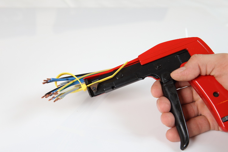 Mit einer Kabelbinderzange können Sie auch mit Edelstahl Kabelbinder Kabel organisieren 